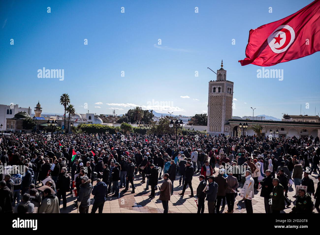 Tunis, Tunesien. März 2024. Anhänger der tunesischen Gewerkschaft demonstrieren auf dem Al-Kasbah-Platz in Tunis. Die Teilnehmer schwenkten mit der tunesischen Flagge und hissen Banner, die Rechte der gewerkschaften, soziale und wirtschaftliche Rechte und den sozialen Dialog im Land forderten. Sie forderten auch politische Reformen, die politische Freiheiten garantieren. Die Veranstaltung wurde von der tunesischen Gewerkschaft UGTT organisiert. Stockfoto