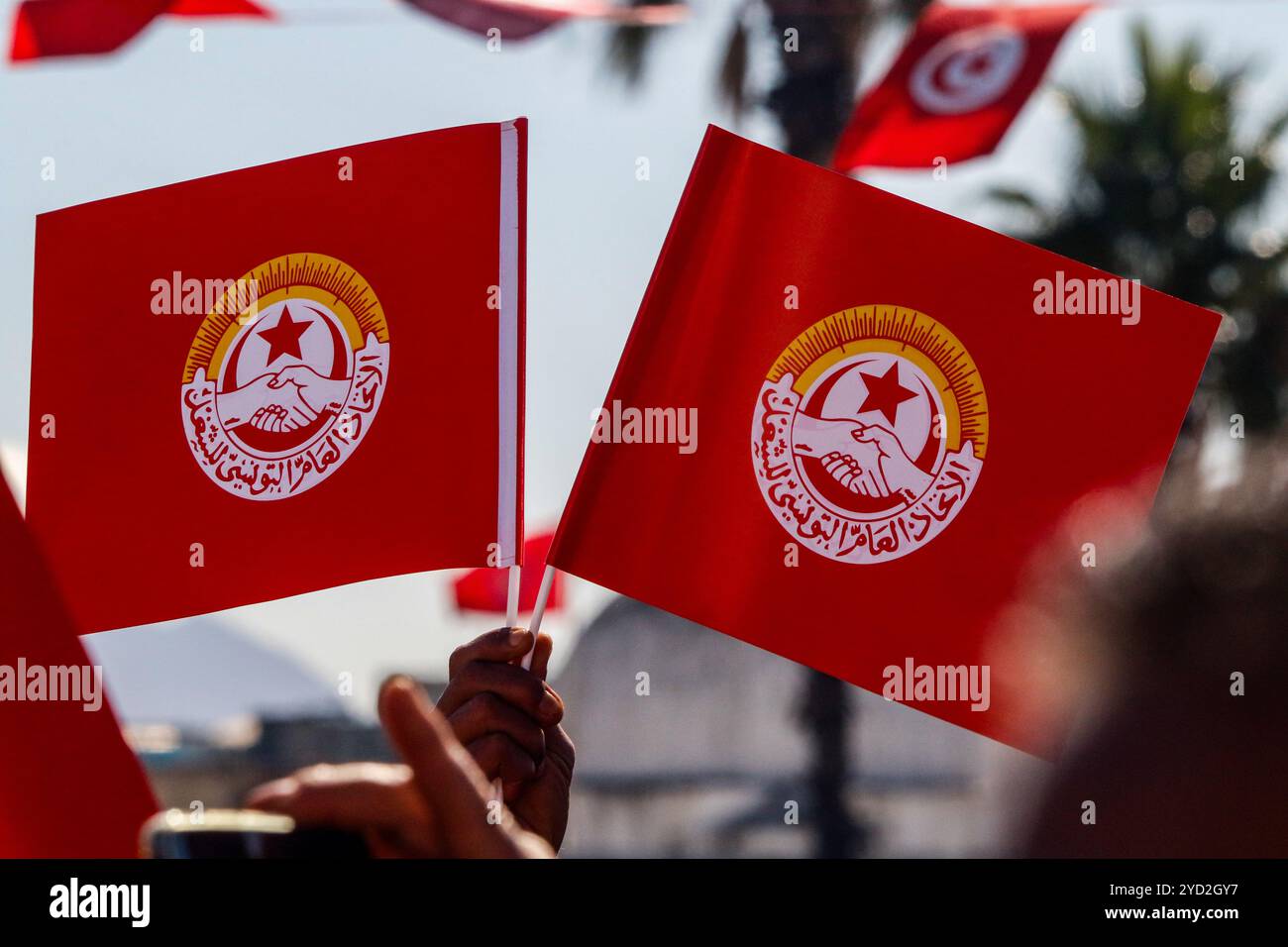 Tunis, Tunesien. März 2024. Anhänger der tunesischen Gewerkschaft demonstrieren auf dem Al-Kasbah-Platz in Tunis. Die Teilnehmer schwenkten mit der tunesischen Flagge und hissen Banner, die Rechte der gewerkschaften, soziale und wirtschaftliche Rechte und den sozialen Dialog im Land forderten. Sie forderten auch politische Reformen, die politische Freiheiten garantieren. Die Veranstaltung wurde von der tunesischen Gewerkschaft UGTT organisiert. Stockfoto