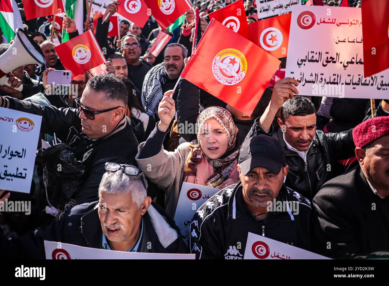 Tunis, Tunesien. März 2024. Anhänger der tunesischen Gewerkschaft demonstrieren auf dem Al-Kasbah-Platz in Tunis. Die Teilnehmer schwenkten mit der tunesischen Flagge und hissen Banner, die Rechte der gewerkschaften, soziale und wirtschaftliche Rechte und den sozialen Dialog im Land forderten. Sie forderten auch politische Reformen, die politische Freiheiten garantieren. Die Veranstaltung wurde von der tunesischen Gewerkschaft UGTT organisiert. Stockfoto