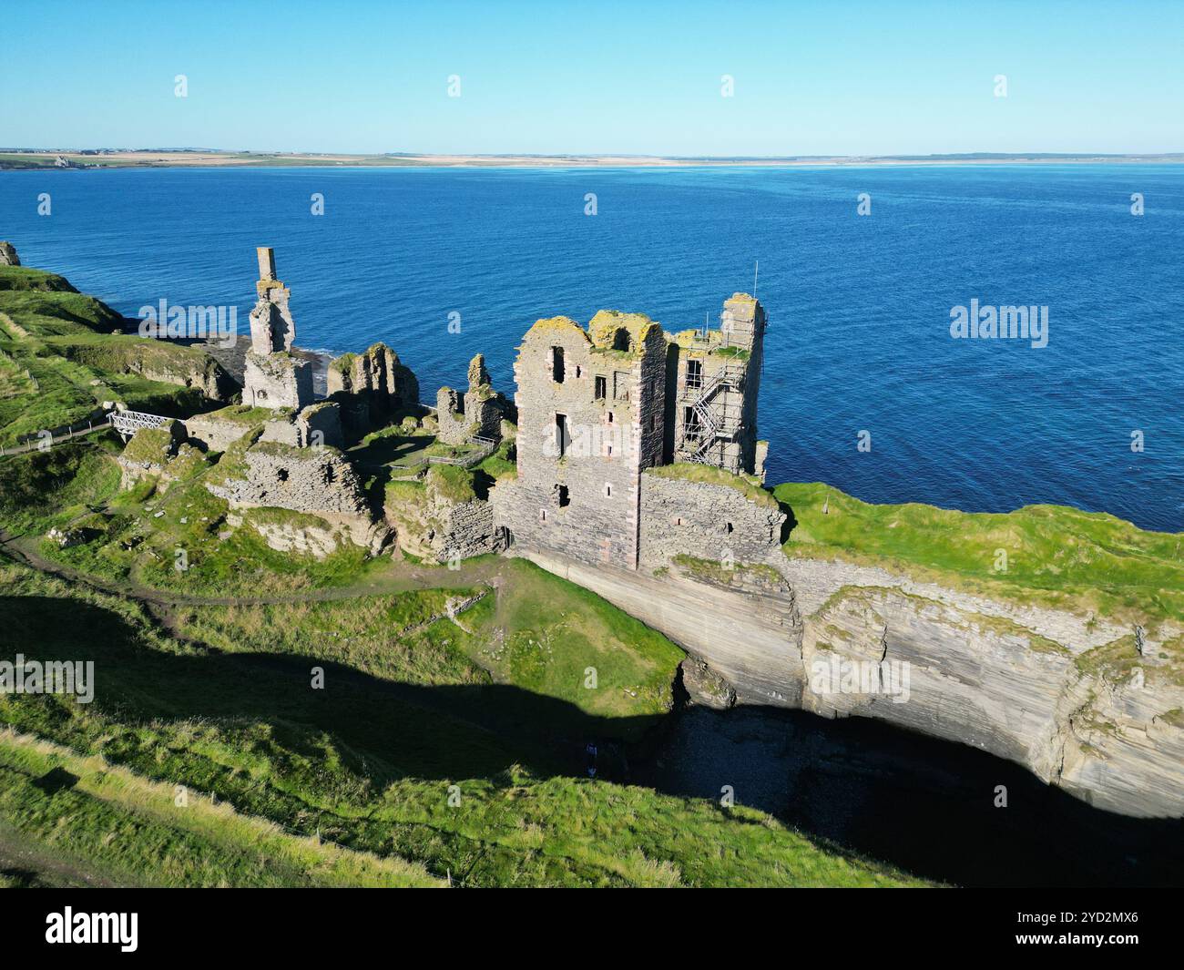 Schloss Sinclair Girnigoe, eine spektakuläre Burgruine an der Küste von Caithness, Schottland. Stockfoto