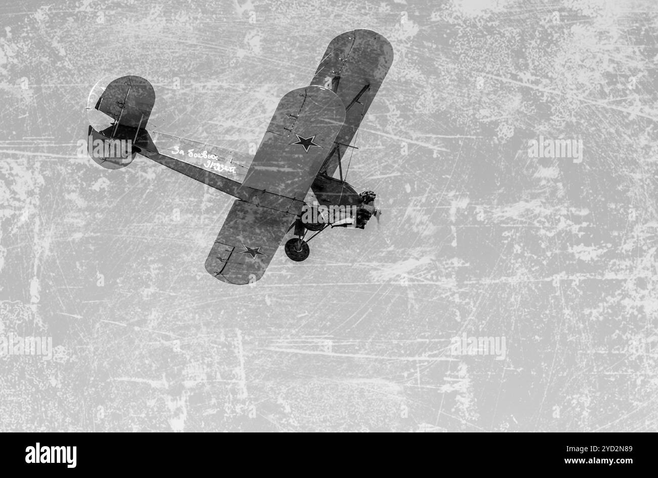 Russisches Retro-Flugzeug Polikarpov Po-2 am blauen Himmel Stockfoto