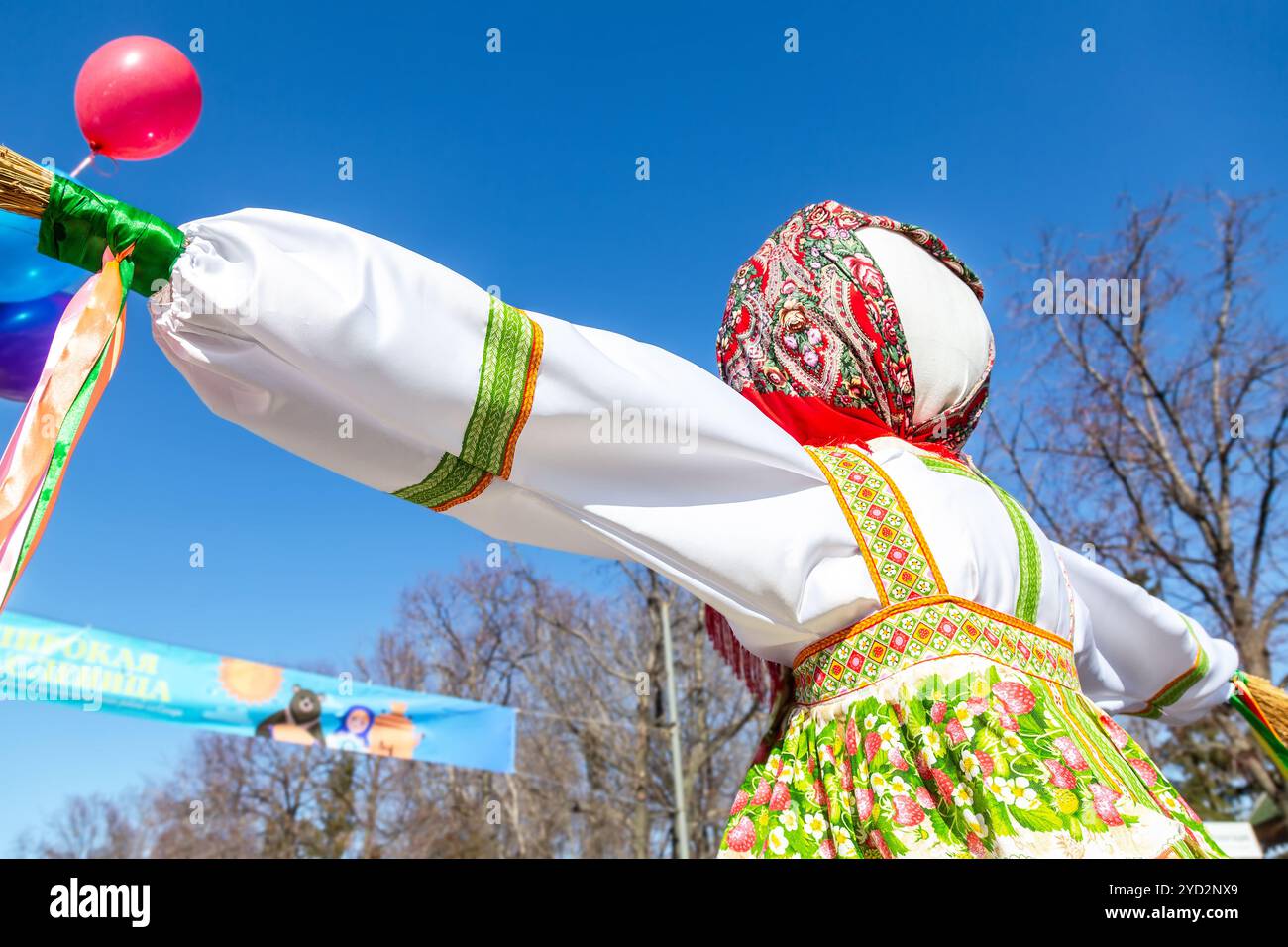 Große Puppe für die Verbrennung während maslenitsa Stockfoto
