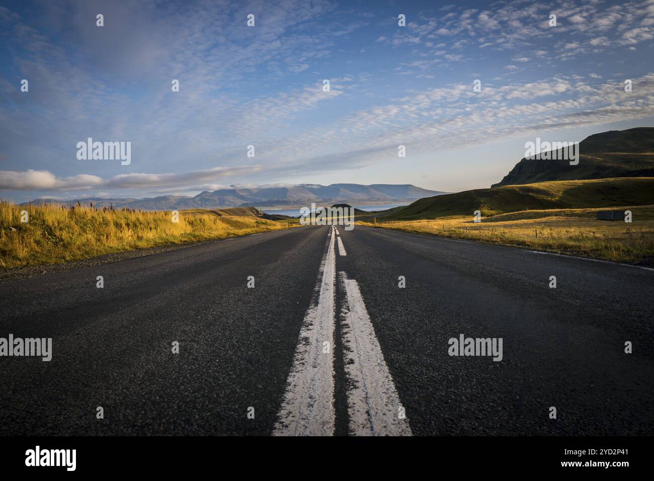 Auf der Straße im herbstlichen Island, Straße, Autobahn, zentrale Reservierung Stockfoto