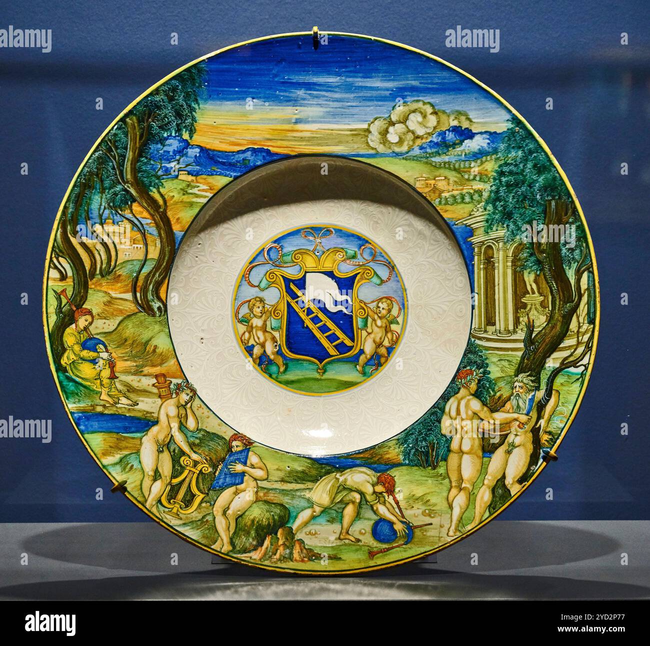 Piatto con lo stemma della famiglia Calini, Apollo e Pan e la punizione di Marsia - maiolica - Nicola di Gabriele detto Nicola da Urbino - 1529 - Los Stockfoto