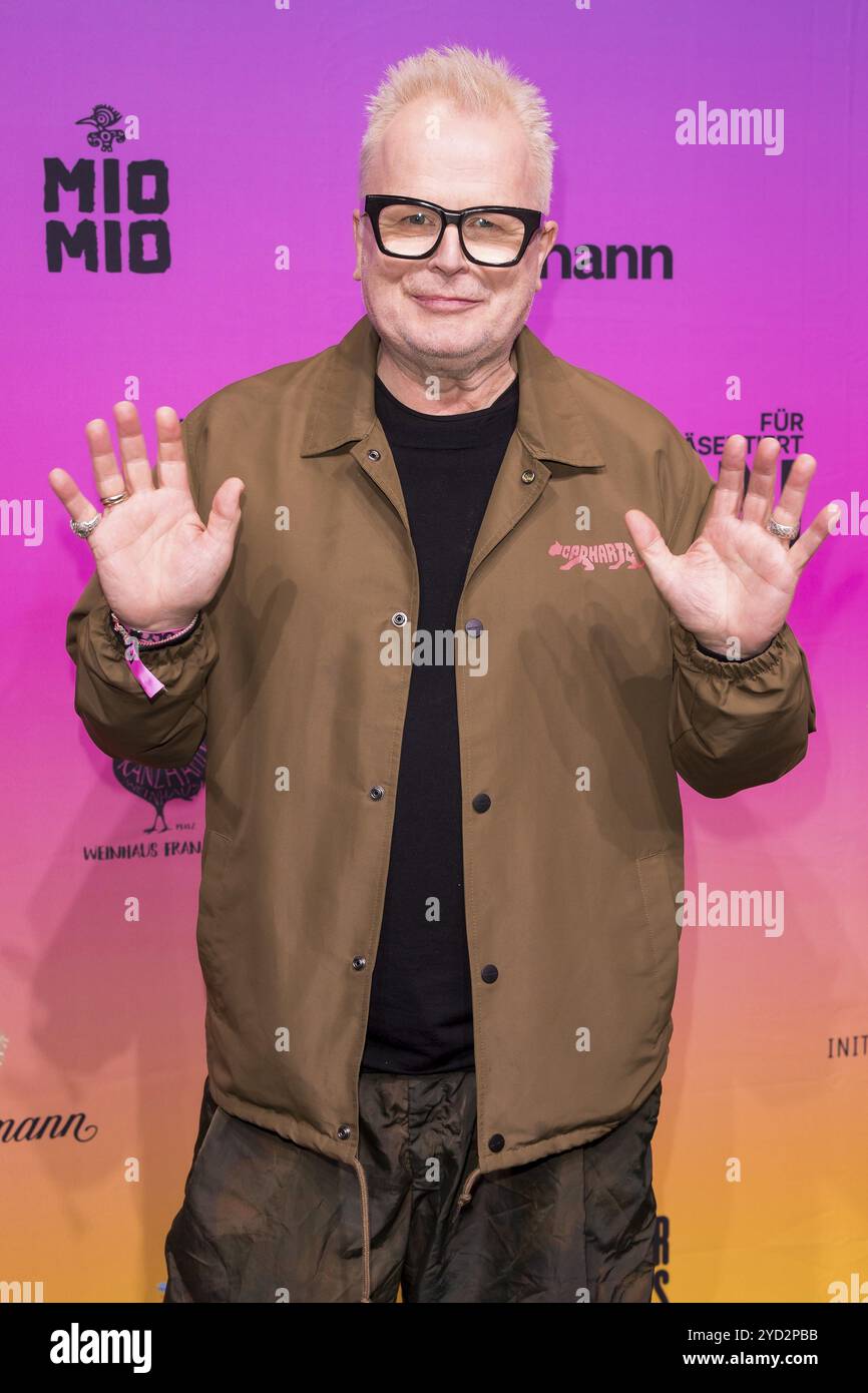 Herbert Groenemeyer auf dem roten Teppich vor der Preisverleihung Polyton 2024 im Berliner Atelier-Garten am 23. Oktober 2024. Die Auszeichnung war h Stockfoto