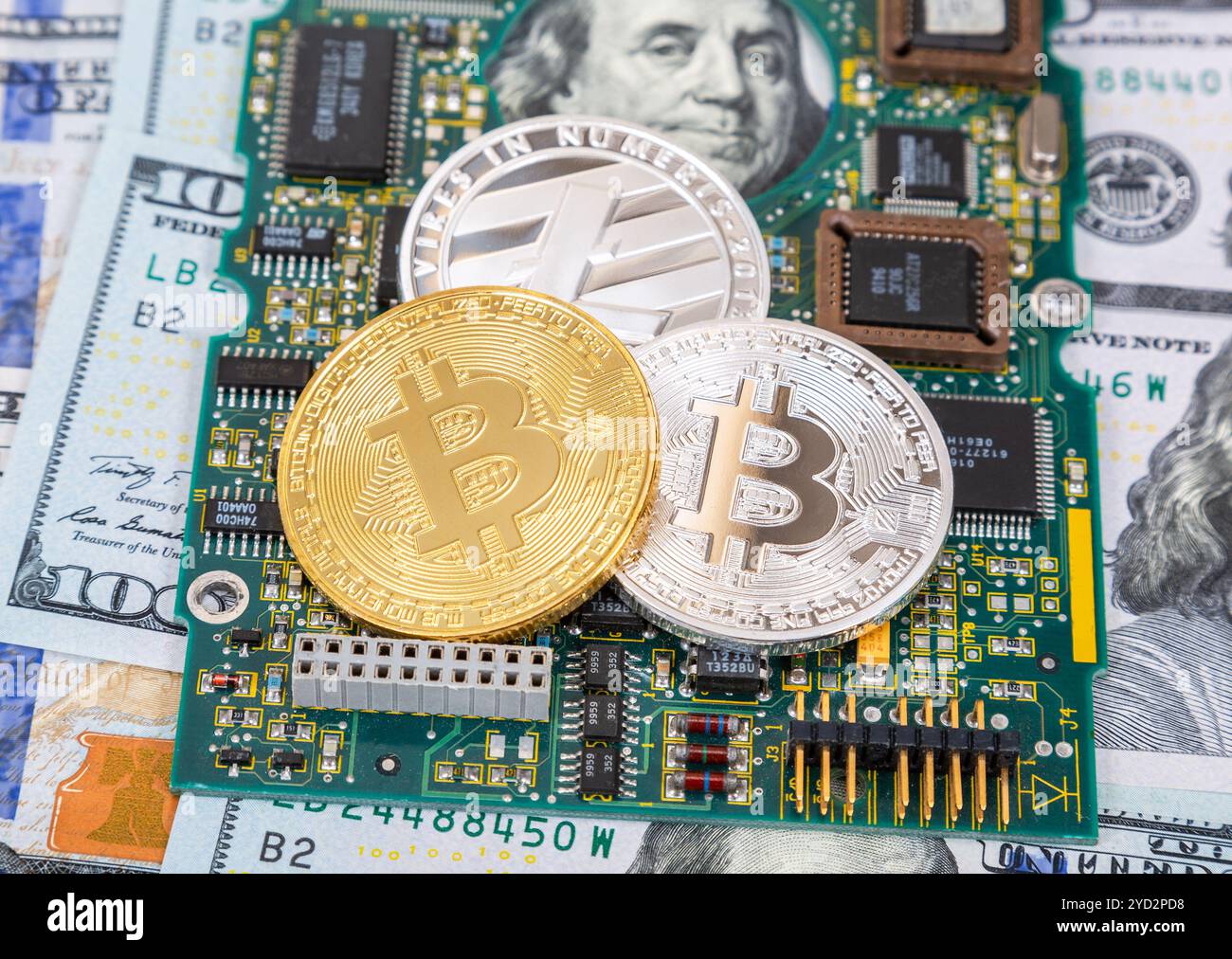 Digitale Kryptowährung Bitcoin, elektronische Computerkomponenten und amerikanische Dollar Stockfoto