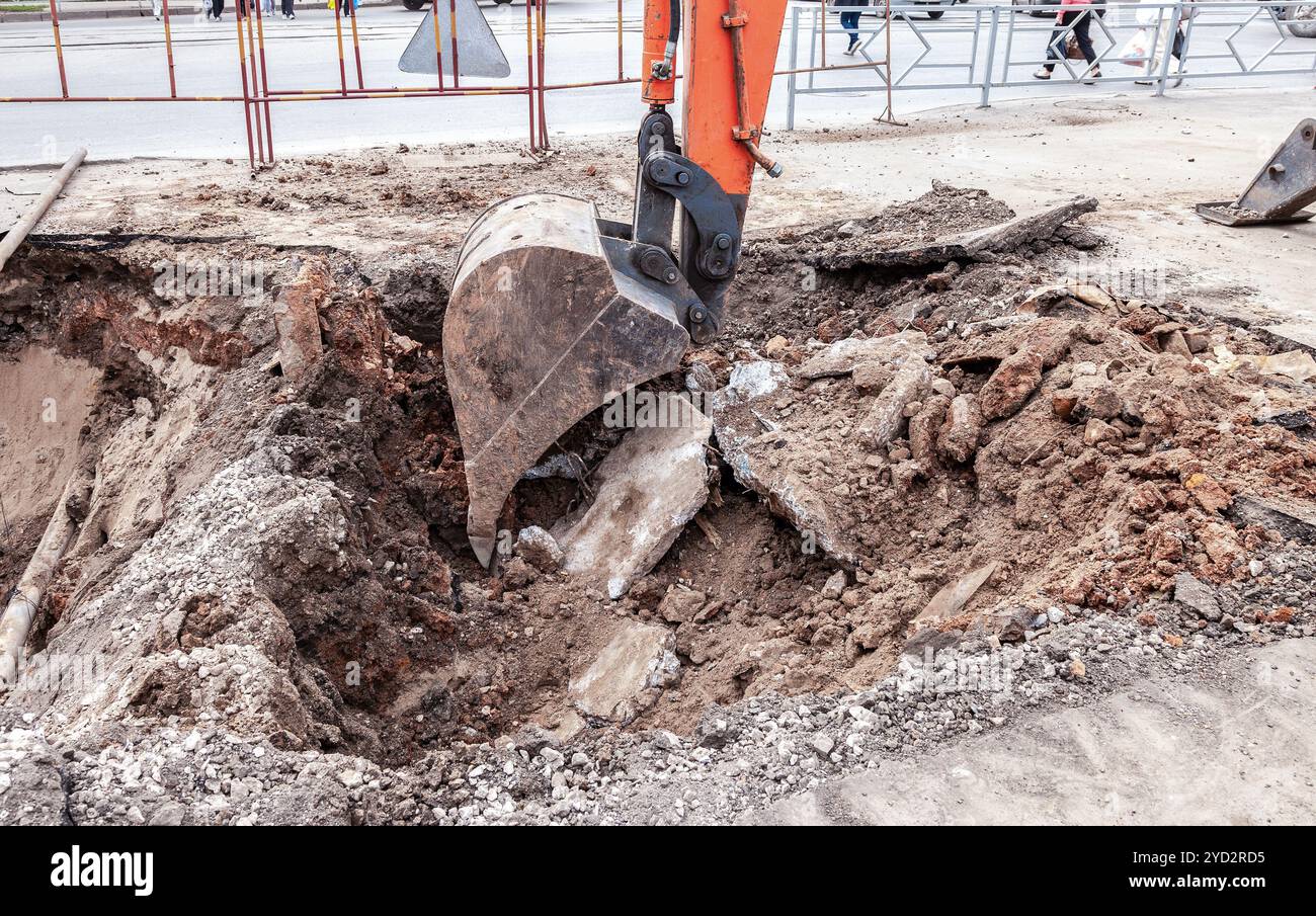Bauarbeiten an rostigen Eisenrohren in der Tiefe des Grabens Stockfoto