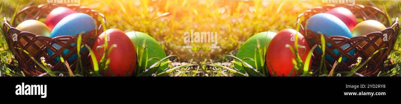 Osterbanner mit Platz für Text . Frohe Ostern. Farbige Eier in einem Korb auf dem Gras. Ei. Religion und Kultur. Stockfoto