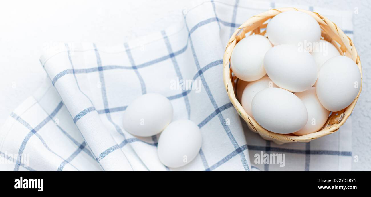 Hühnereier auf einem karierten Küchentuch auf einem Lichttisch. Das Konzept der landwirtschaftlichen Erzeugnisse und der natürlichen Ernährung. Artikel über Haushaltsprodukte Stockfoto