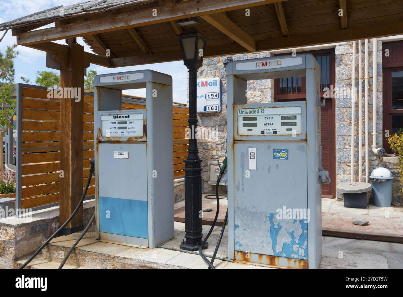Zwei alte Benzinpumpen unter einem Holzdach in ländlicher Umgebung, Monemvasia, Monemvassia, Monemwassia, Monembasia, Laconia, Peloponnes, Griechenland, Europa Stockfoto