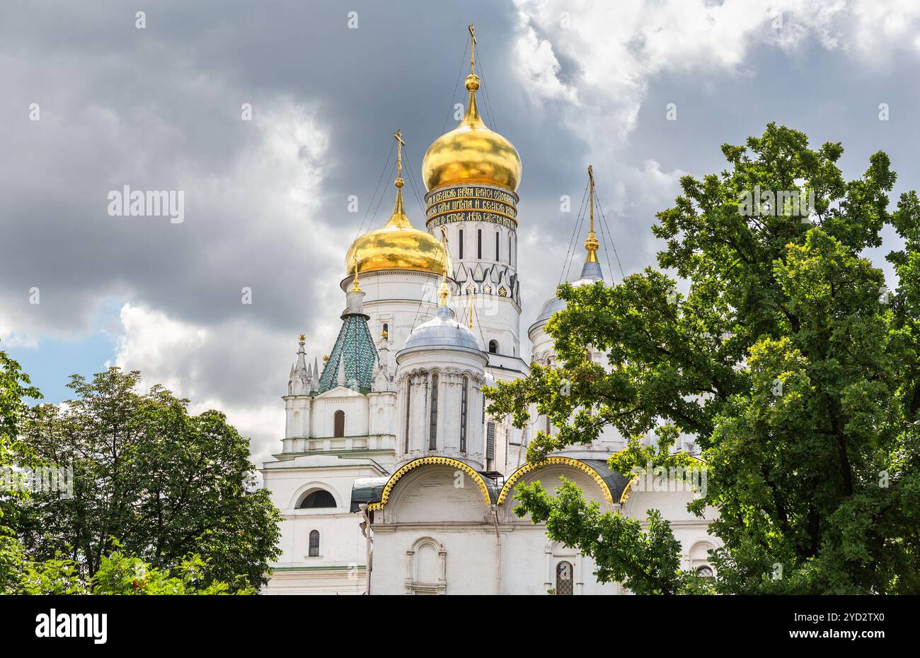 Goldene Kuppeln von Iwan dem Großen Glockenturm und Erzengel Kathedrale Stockfoto