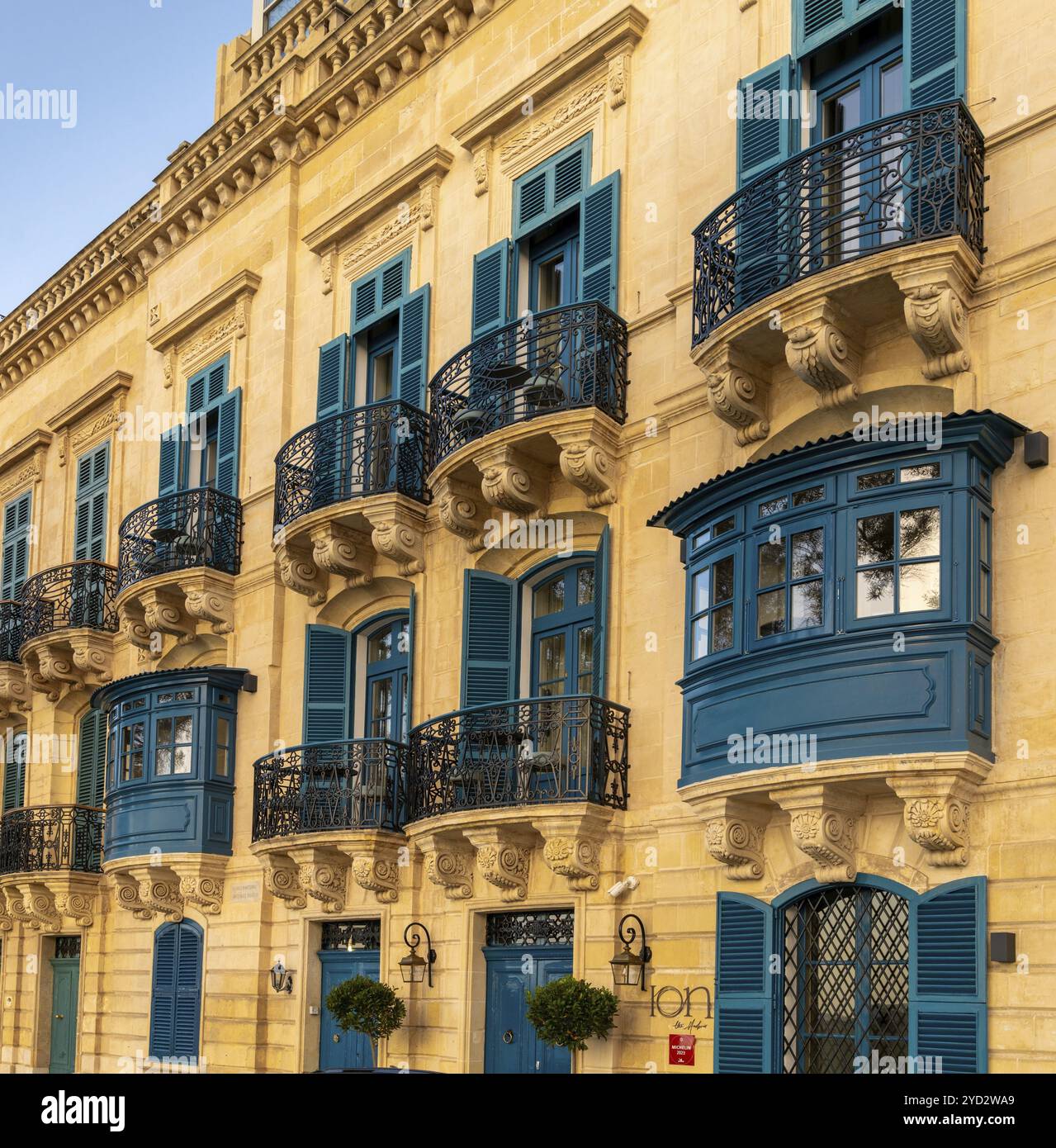 Valletta, Malta, 23. Dezember 2023: Blick auf die typischen farbenfrohen Gallarijas oder umschlossenen Balkone in der Innenstadt von Valletta in Malta, Europa Stockfoto