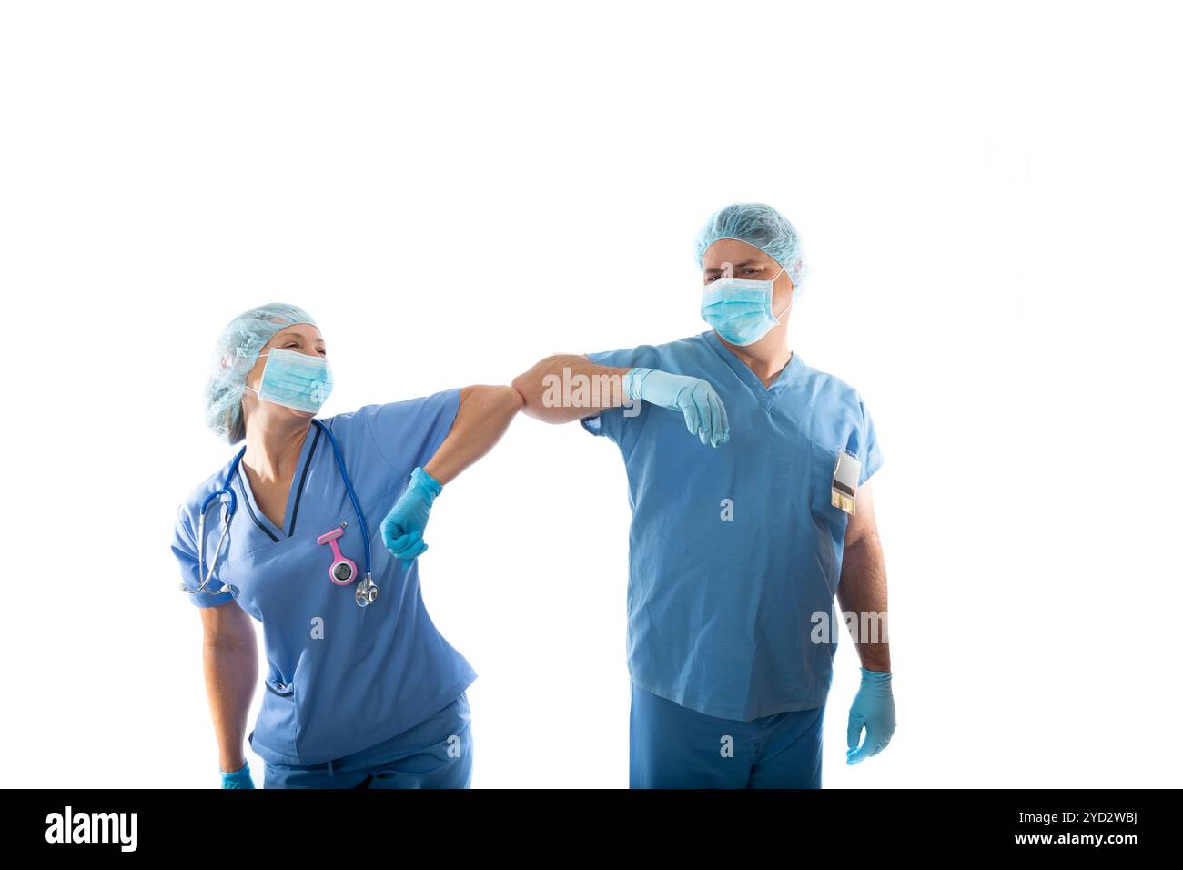 Schwestern in Peelings Ellenbogenbummel statt Händeschütteln während der COVID-19-Pandemie Stockfoto