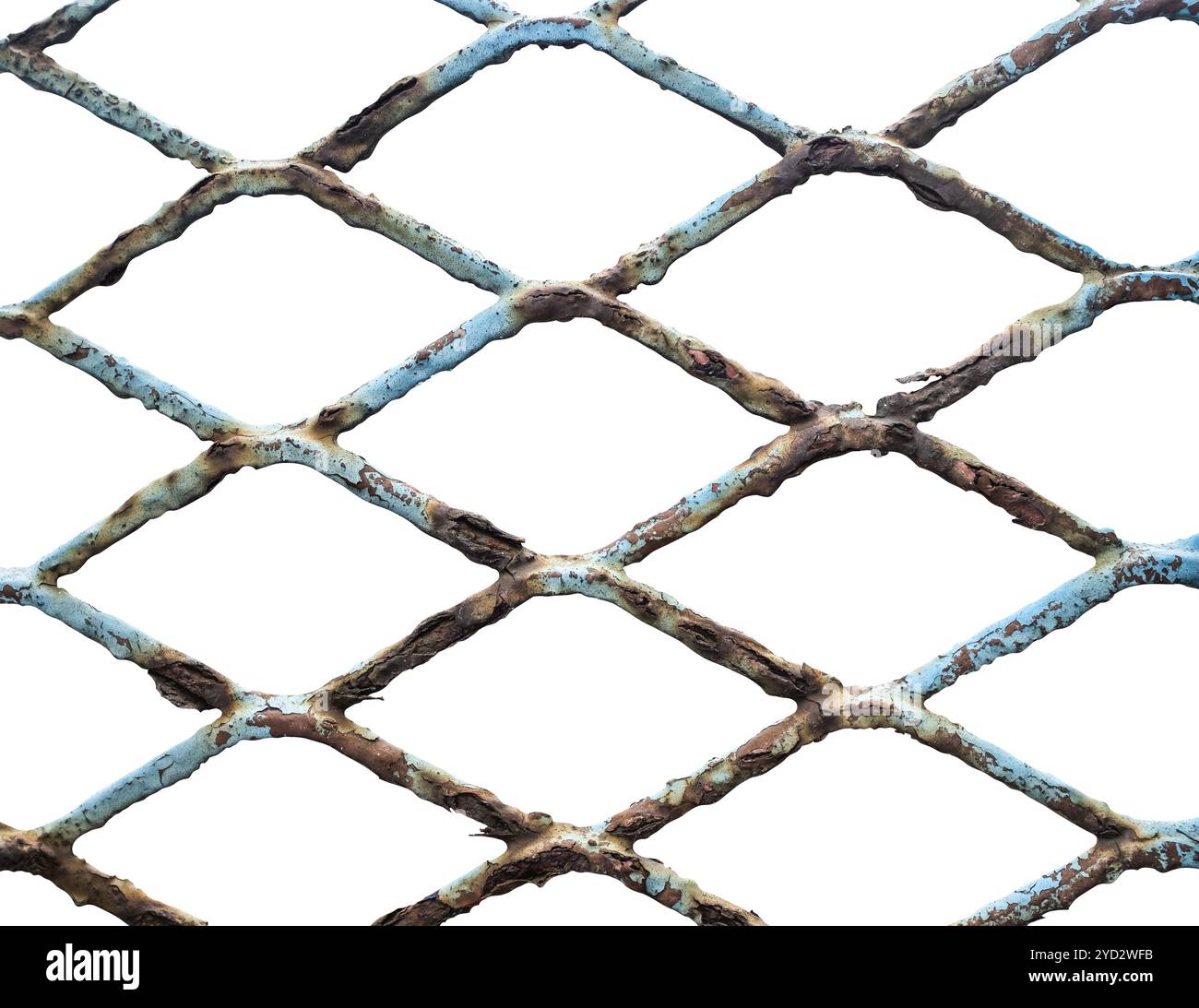Isolierte Grungy Alten rostigen Maschendrahtzaun auf weißem Hintergrund Stockfoto