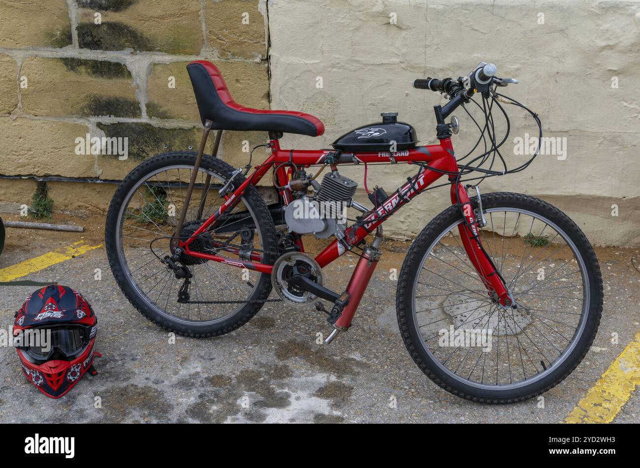 Ramla Bay, Malta, 19. Dezember 2023: Nahaufnahme eines selbstgebauten Umbaus eines Mountainbikes in ein Bonanza-Bike-Moped, Europa Stockfoto