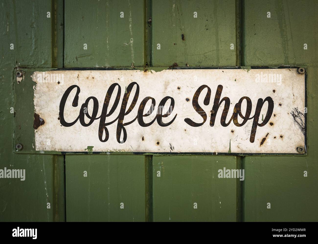 Rustikale Retro-Café Zeichen auf einer grünen hölzernen Storefront Stockfoto