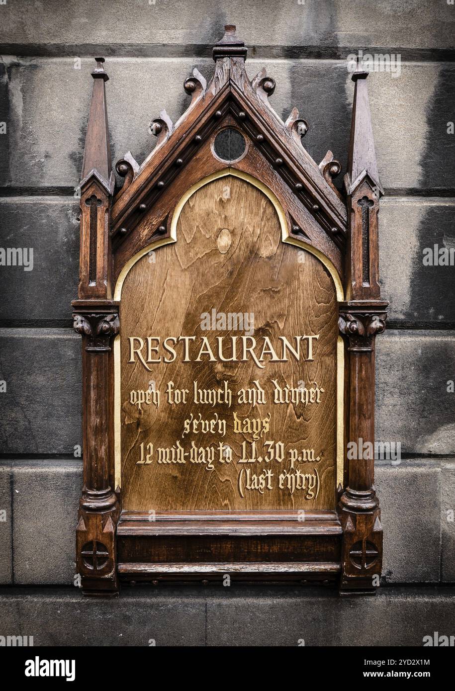 Reich verzierte Holzschild für ein Luxus-Restaurant Stockfoto