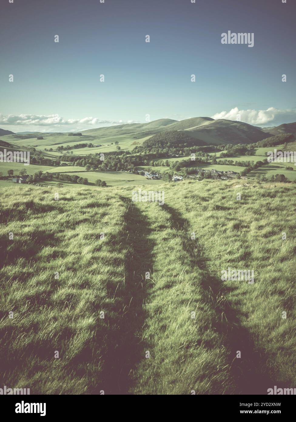 Wicklung-Pfad oder Weg hoch In den Bergen des ländlichen Hügellandschaft Stockfoto