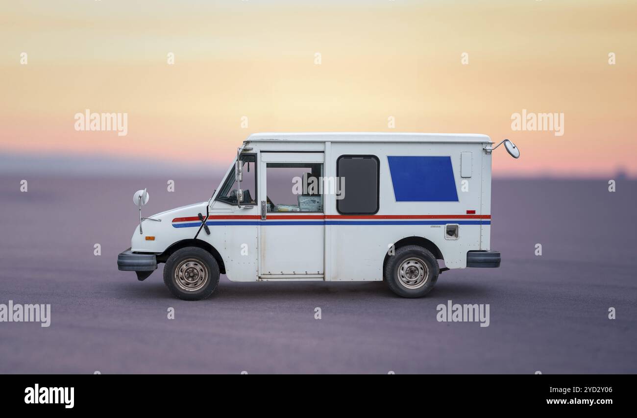 Ein Postzustellwagen in Einer abgelegenen Wüste der USA Stockfoto