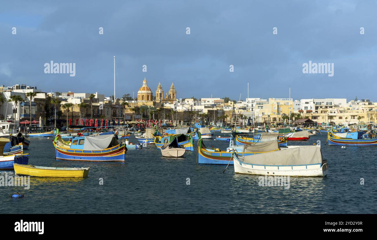 Marsaxlokk, Malta, 22. Dezember 2023: Bunte Fischerboote im Hafen von Marsaxlokk im Südosten Maltas, Europa Stockfoto