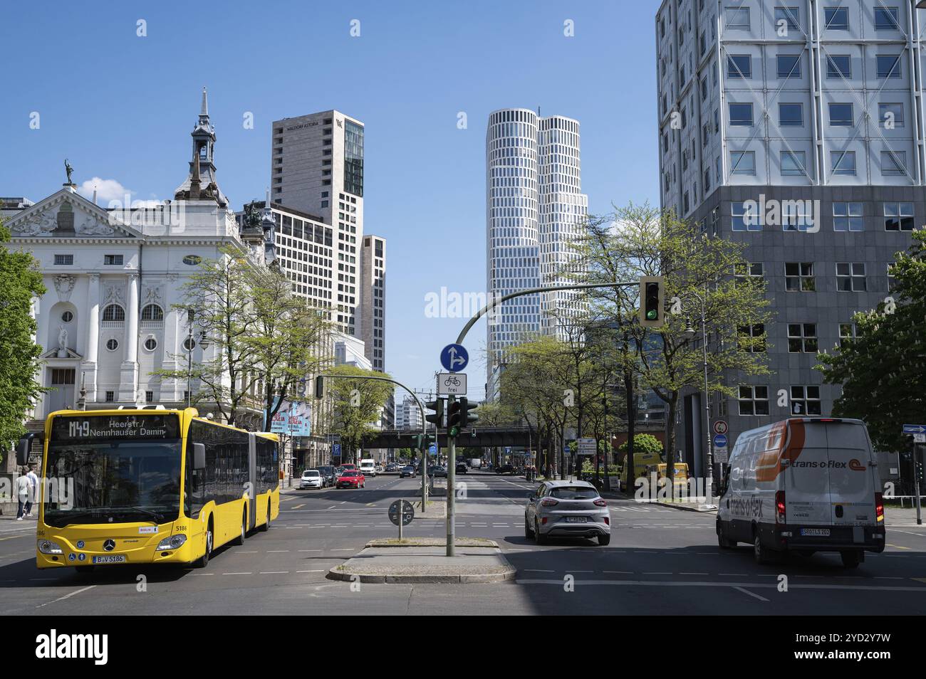 12.05.2023, Berlin, Deutschland, Europa, Blick entlang der Kantstraße auf die Hochhäuser des Zoofensters mit dem Waldorf Astoria Hotel (links) und dem Stockfoto