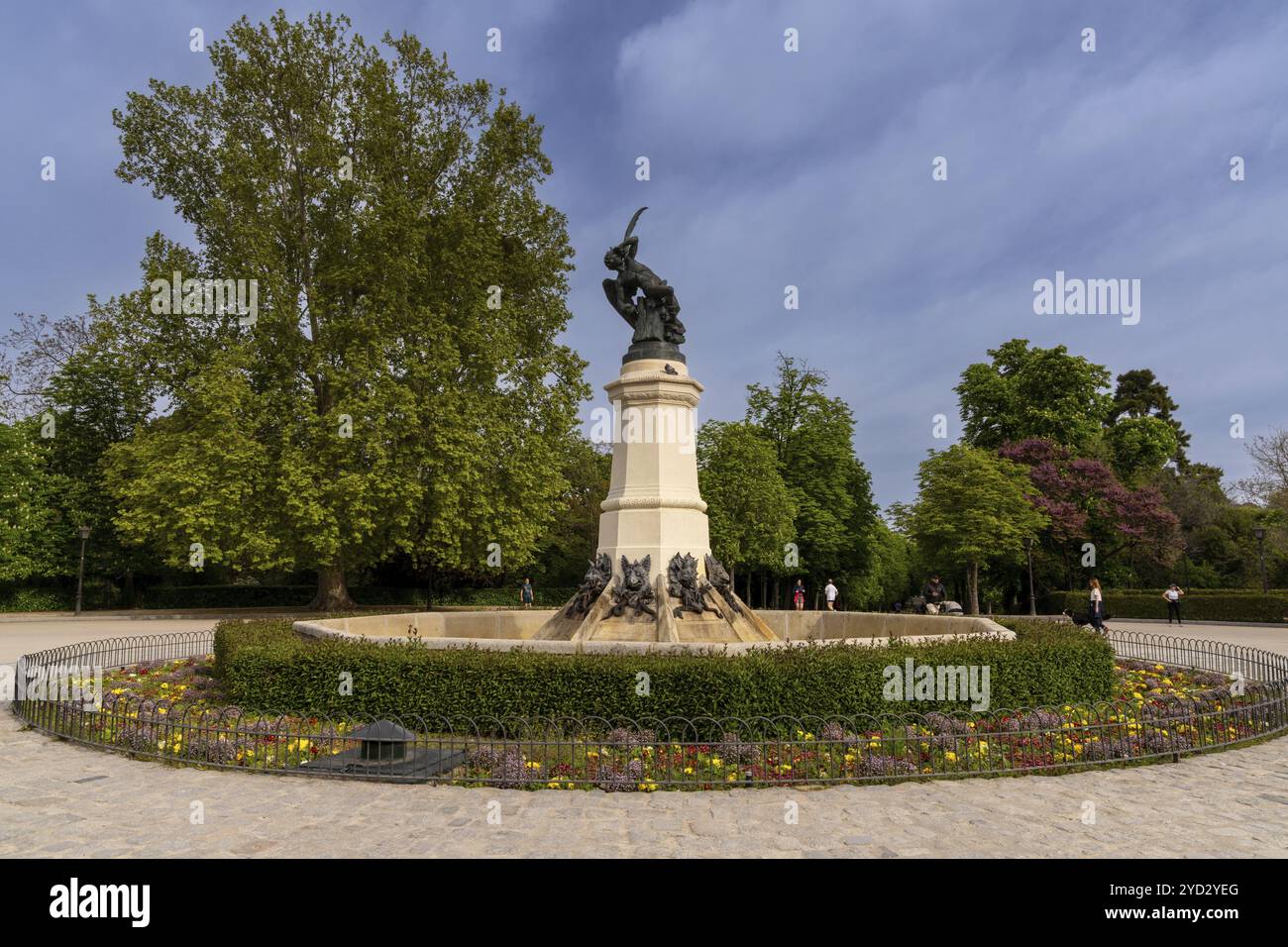 Madrid, Spanien, 6. April 2024: Blick auf den Erzengel Lucifer oder den Springbrunnen des gefallenen Engels im El Retiro Park in der Innenstadt von Madrid, Europa Stockfoto