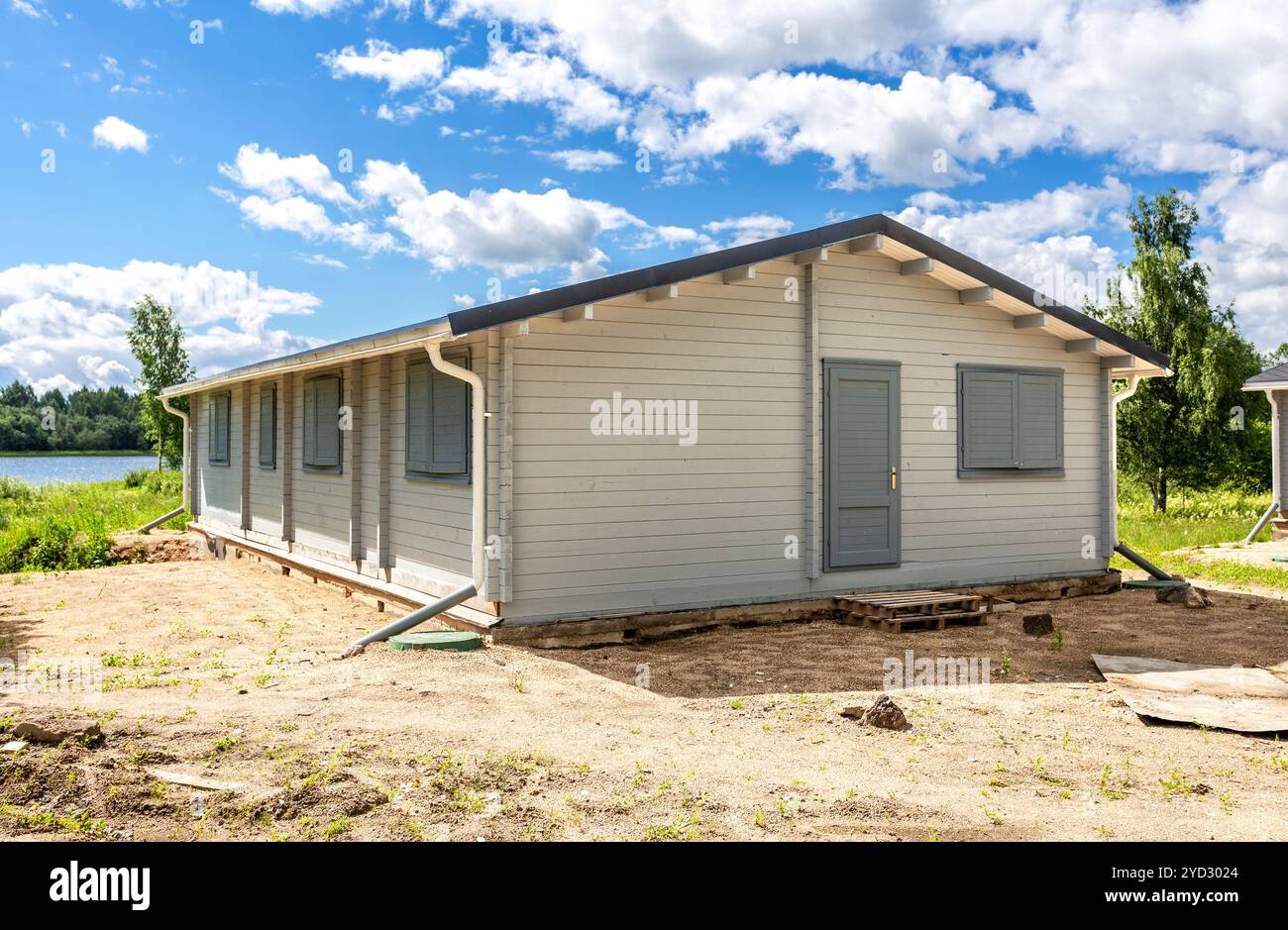 Bau eines neuen Holzhauses auf dem Land Stockfoto