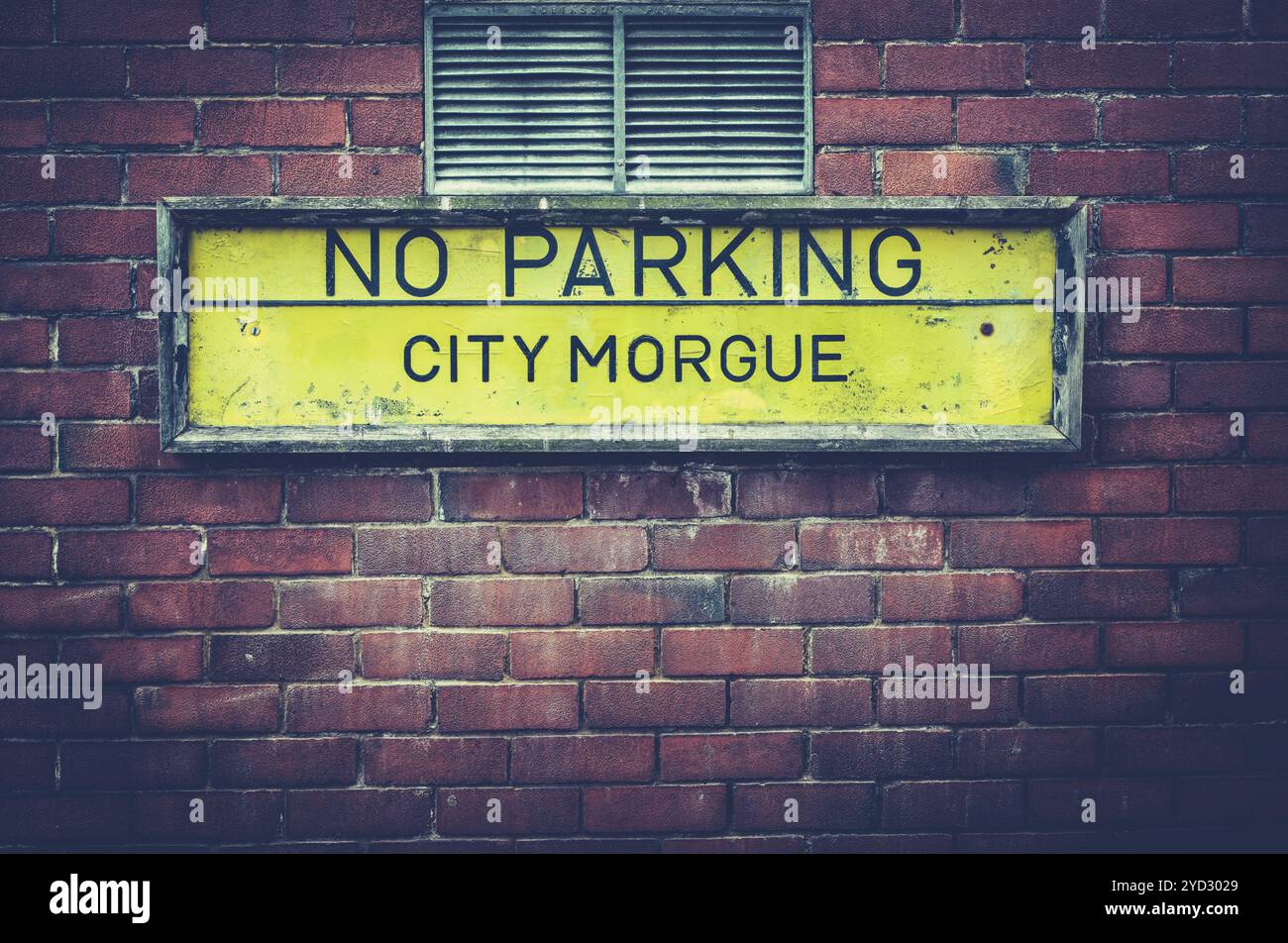 Ein Parkplatz ist nicht Zeichen außerhalb einer Stadt Leichenschauhaus In einer US-Stadt Stockfoto