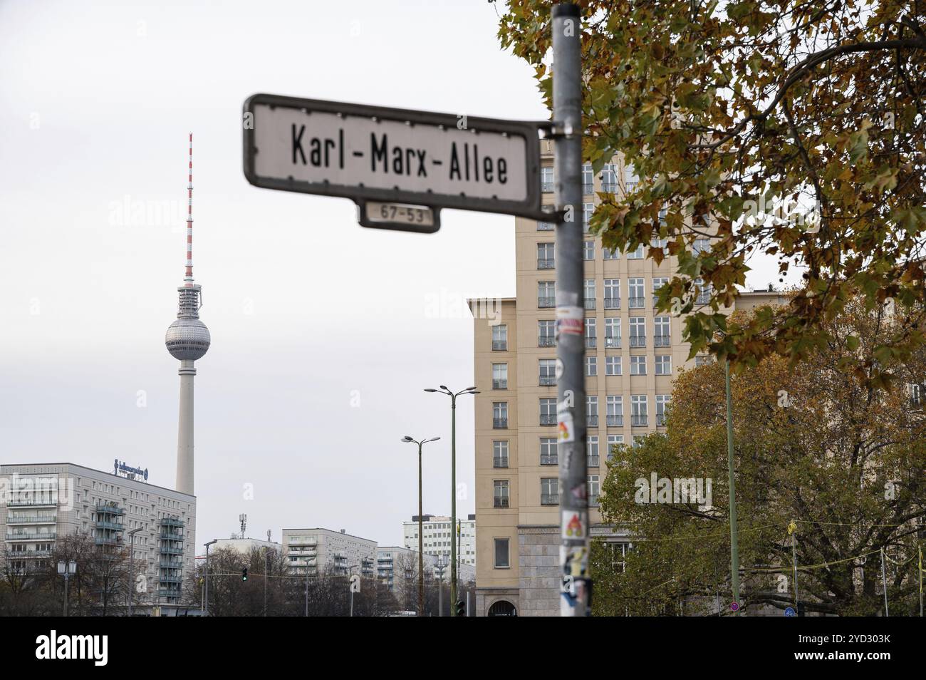 22.11.2023, Berlin, Deutschland, Europa, Straßenschild entlang der Karl-Marx-Allee (ehemals Stalinallee) in der Nähe des Strausberger Platzes im ehemaligen Ost-Berliner Stadtteil Stockfoto