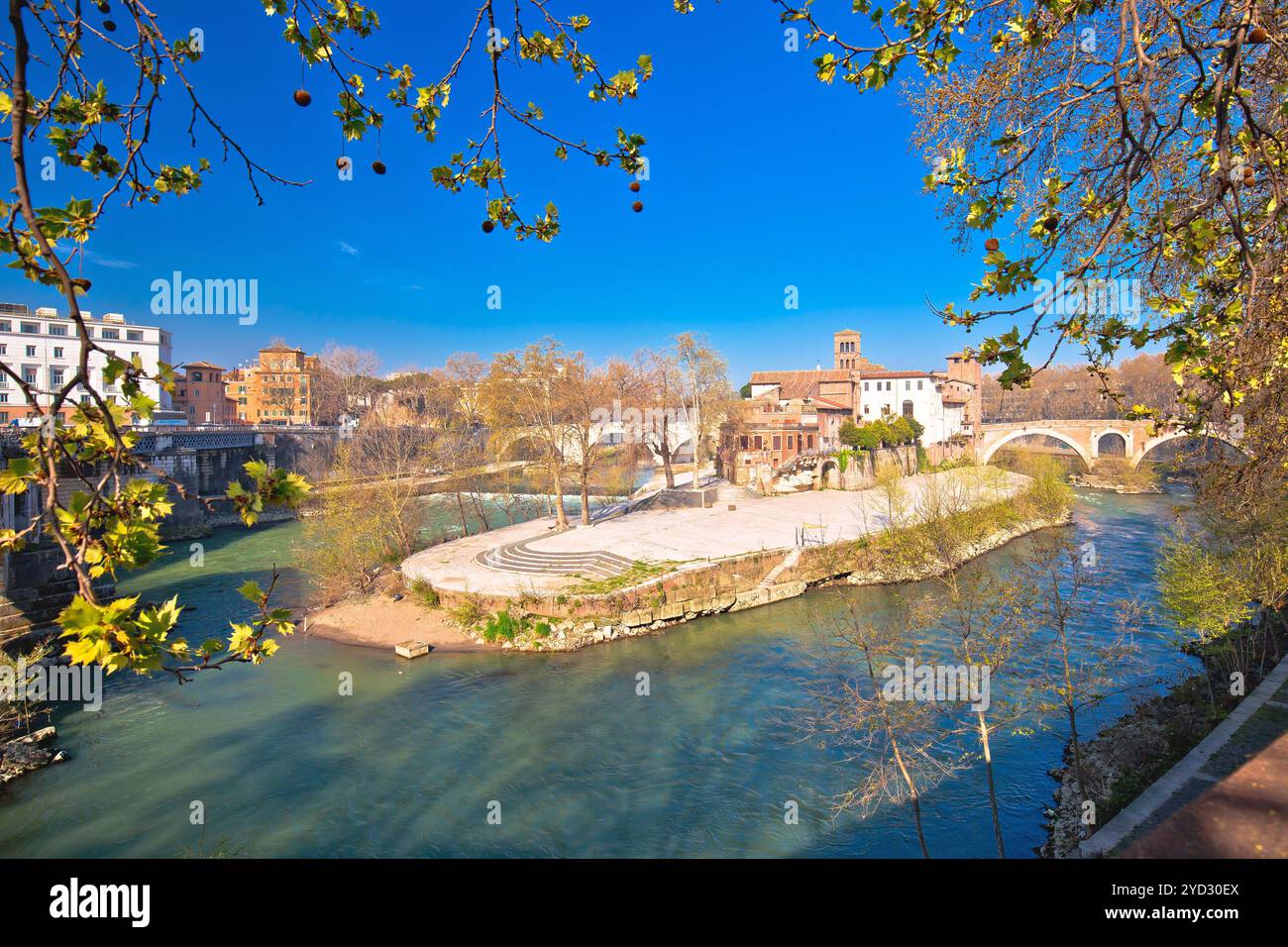Rom. Tiber Island oder Isola Tiberina am Fluss in Rom Ansicht, die Basilika St. Bartholomäus Stockfoto