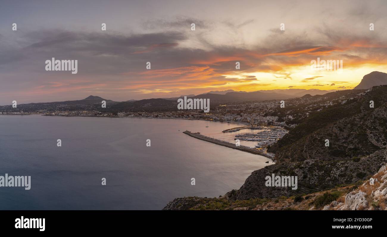 Blick auf die Bucht von Javea und den Hafen in der Provinz Alicante bei Sonnenuntergang Stockfoto