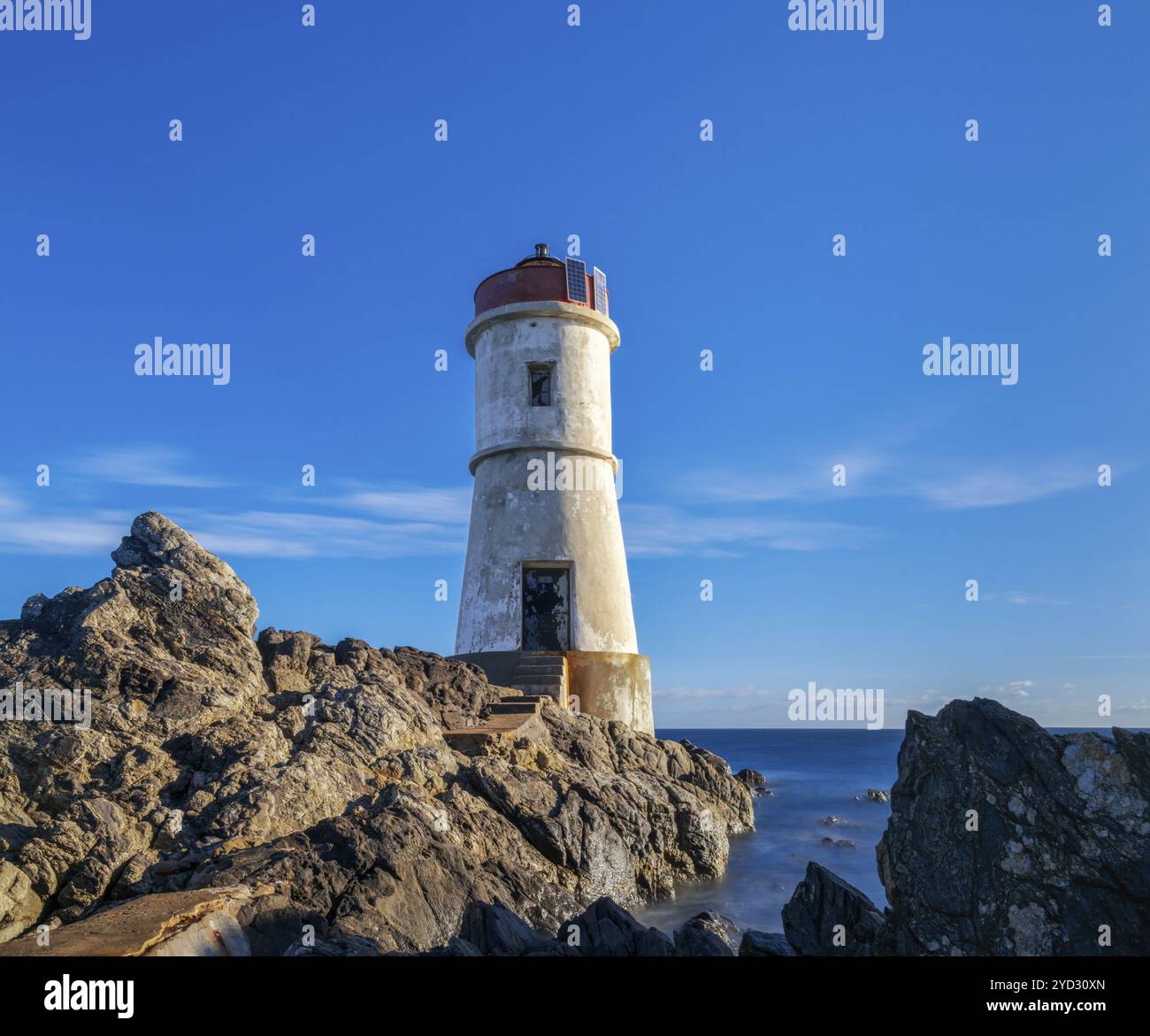 Ein Blick auf die Landschaft des alten Leuchtturms Capo Ferro auf Sardinien Stockfoto