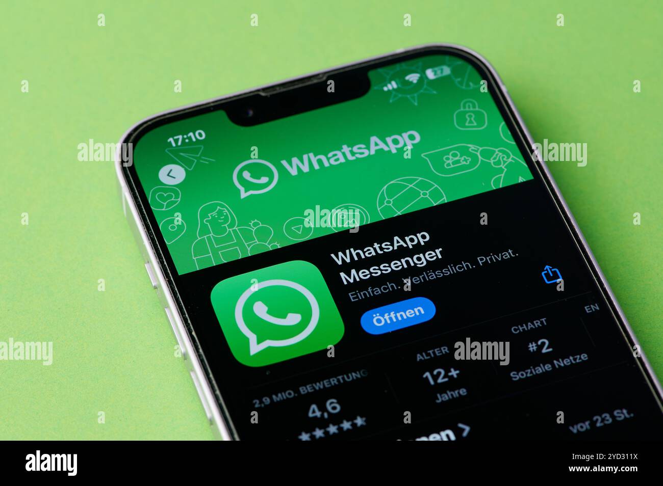 App-Symbol des WhatsApp Messenger auf einem deutschen Smartphone im App Store Stockfoto