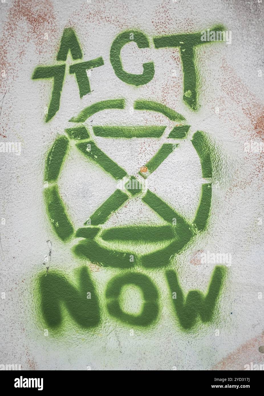 LONDON, GROSSBRITANNIEN? 16. JULI 2019: Graffiti of Extinction Rebellion Logo und „Act Now“-Slogan auf Einer Mauer während des Protestes Graffiti of Extinction Rebellion Logo Stockfoto