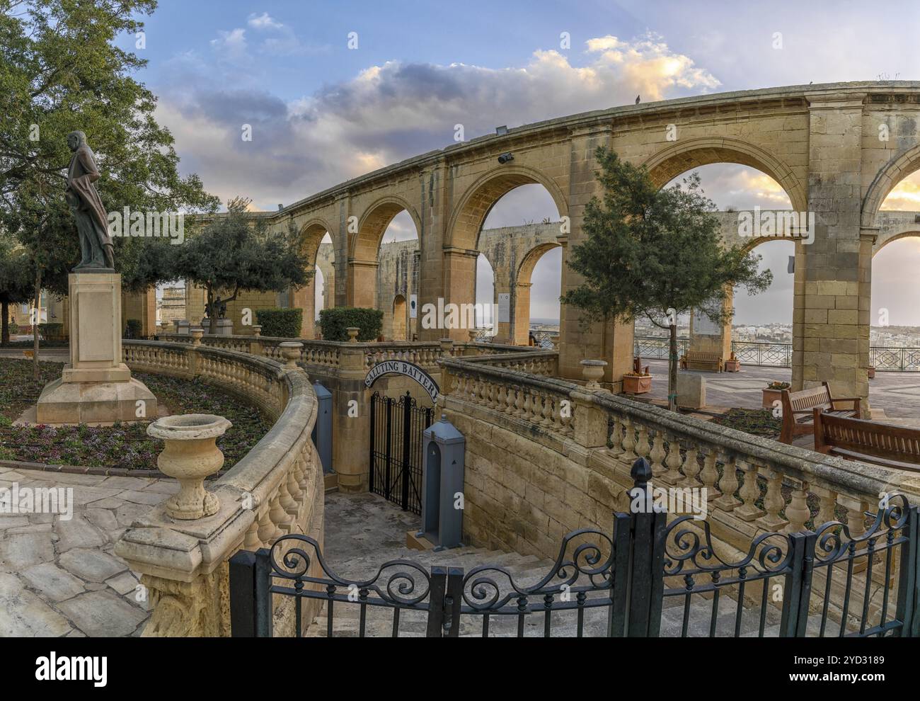 Valletta, Malta, 23. Dezember 2023: Blick auf die Saluting Battery und die Bögen der Upper Barrakka Gärten im unteren Teil von Valletta, Europa Stockfoto