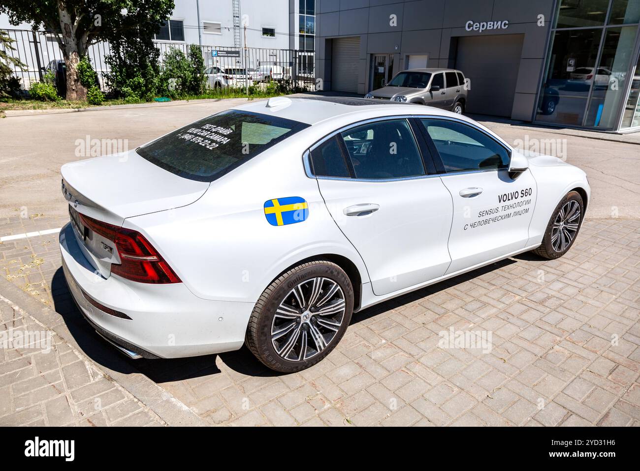 Volvo S60 in der Nähe des Büros des offiziellen Händlers Stockfoto