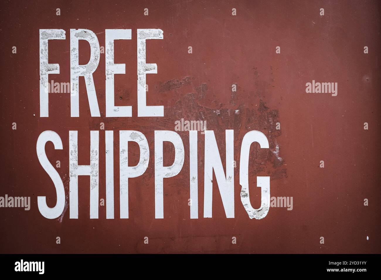 Grungy Free Shipping Zeichen auf der Seite eines Roten Metall Container Stockfoto