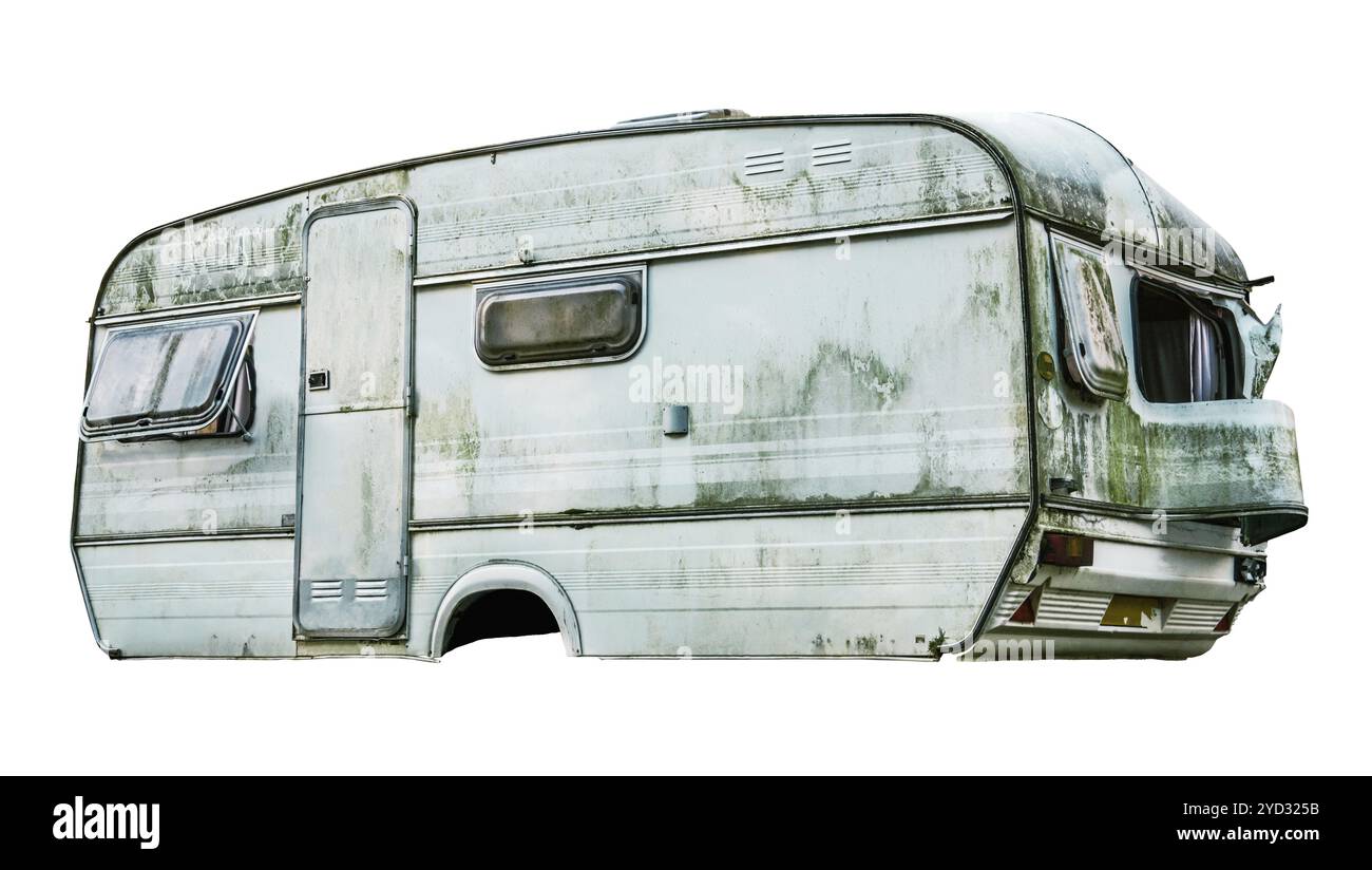 Isolierter ekelhafter alter schmutziger weißer Caravan mit fehlenden Rädern auf weißem Hintergrund Stockfoto
