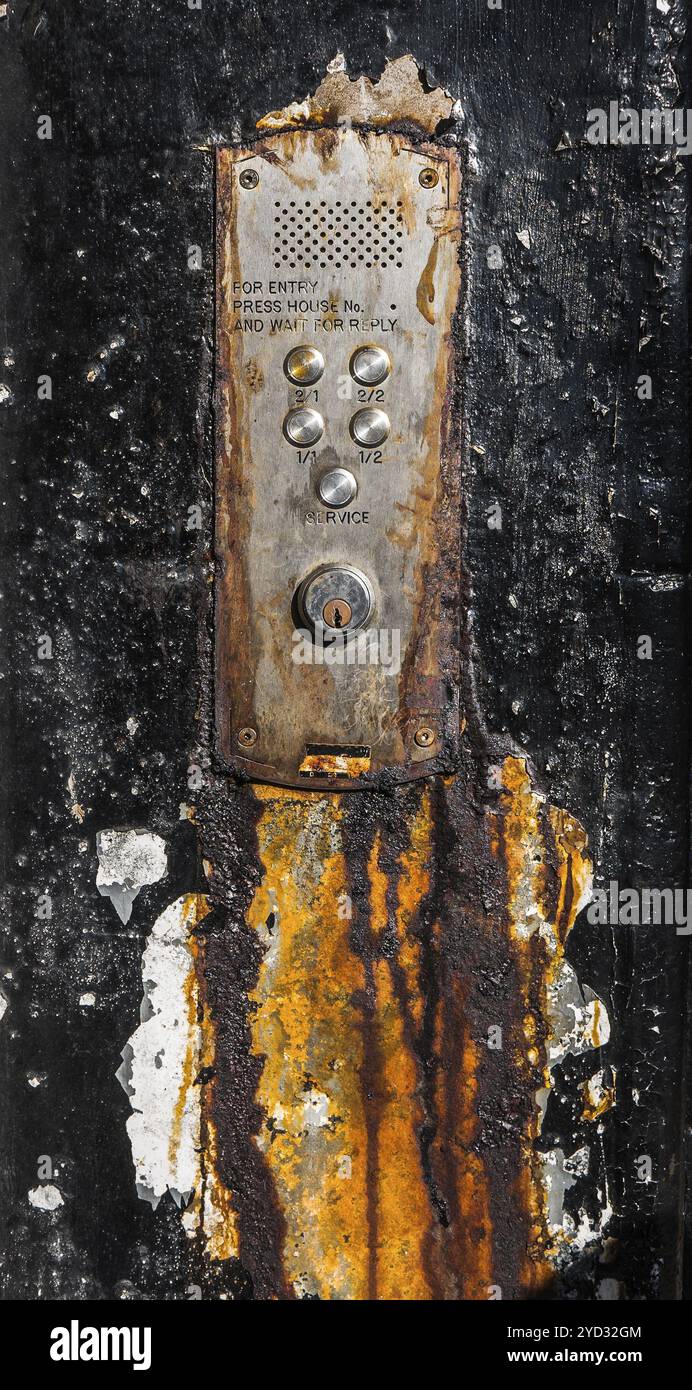 Ein Rusty Old Buzzer oder Sprechanlage für C4 in Glasgow, Schottland, Großbritannien, Europa Stockfoto