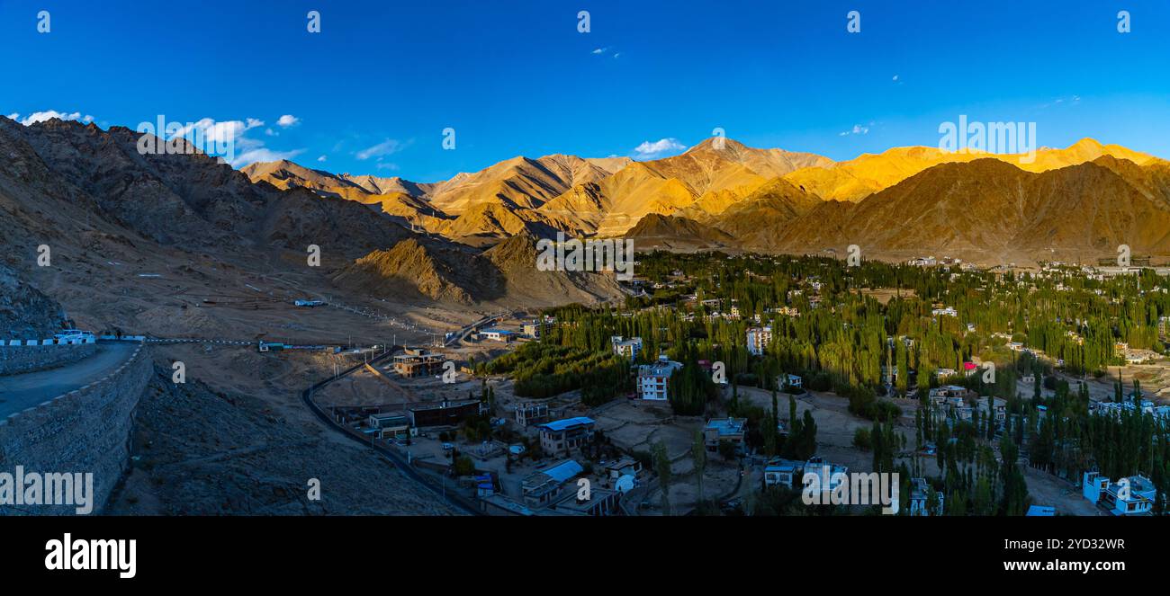 Panoramablick auf Leh City mit majestätischer Landschaft des Himalaya – Ladakh, Indien Stockfoto