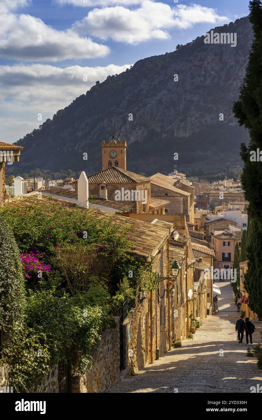 Pollenca, Spanien, 30. Januar 2024: Blick auf die berühmte Calvari-Treppe und die historische Bergstadt Pollenca im Norden Mallorcas, Europa Stockfoto