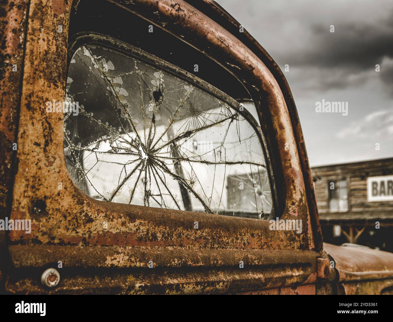 Retro gefiltert Americana Bild eines Jahrgangs Rusty Truck vor einer Bar Stockfoto