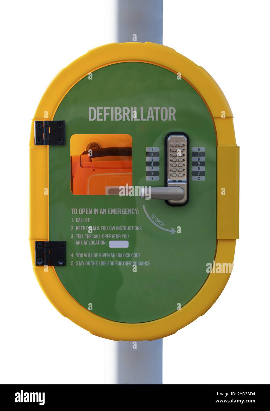 Ein Defibrillator in Einem Koffer an Einem öffentlichen Ort für den Einsatz im Notfall, isoliert auf weißem Hintergrund Stockfoto