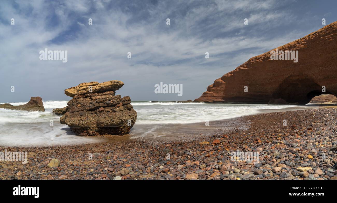 Panoramablick auf den Strand und den Felsbogen von Legzira an der Atlantikküste Marokkos Stockfoto