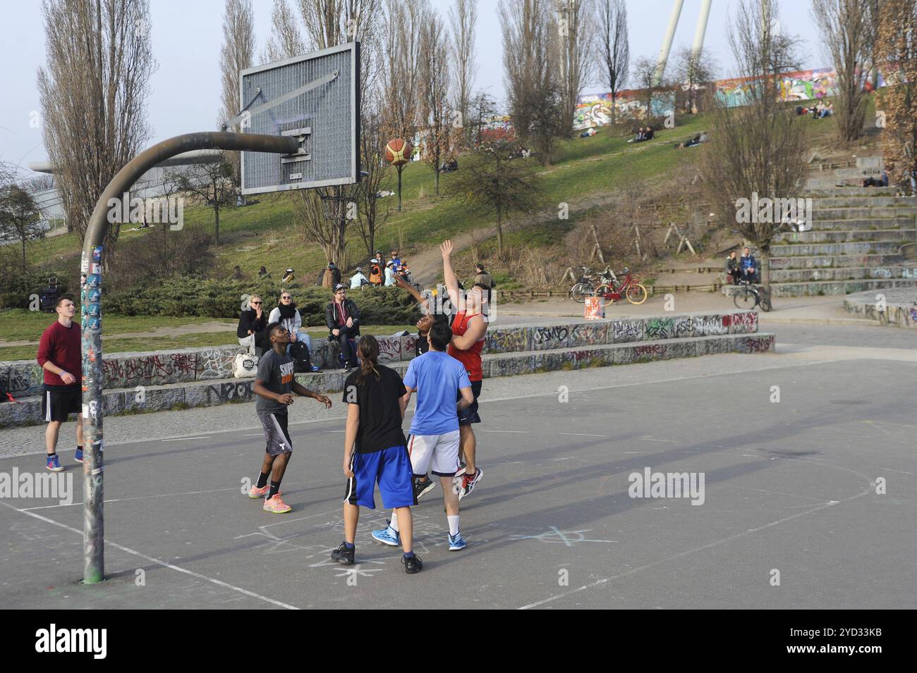 25.03.2015, Berlin, Deutschland, Europa, Junge Menschen spielen Basketball im Mauerpark, der sich im Berliner Stadtteil Prenzlauer Berg befindet Stockfoto