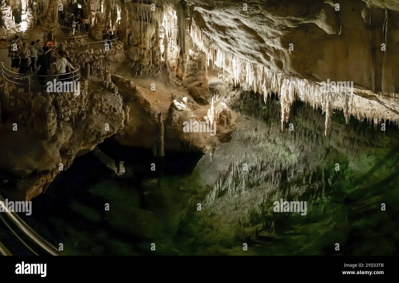 Porto Cristo, Spanien, 23. Januar 2024: Touristen besuchen den Cuevas del Drach im Osten Mallorcas, Europa Stockfoto