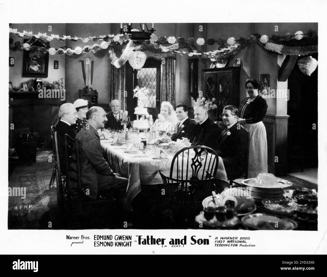 JAMES FINLAYSON MARGARET YARDE EDMUND GWENN DAPHNE COURTNEY ESMOND KNIGHT und O.B. CLARENCE in VATER UND SOHN 1934 Regisseur MONTY BANKS Autor Randall Faye aus Story Barber John's Boy von Ben Ames Williams Produzent Irving Asher A Warner Bros. - Erste National Teddington Produktion Stockfoto