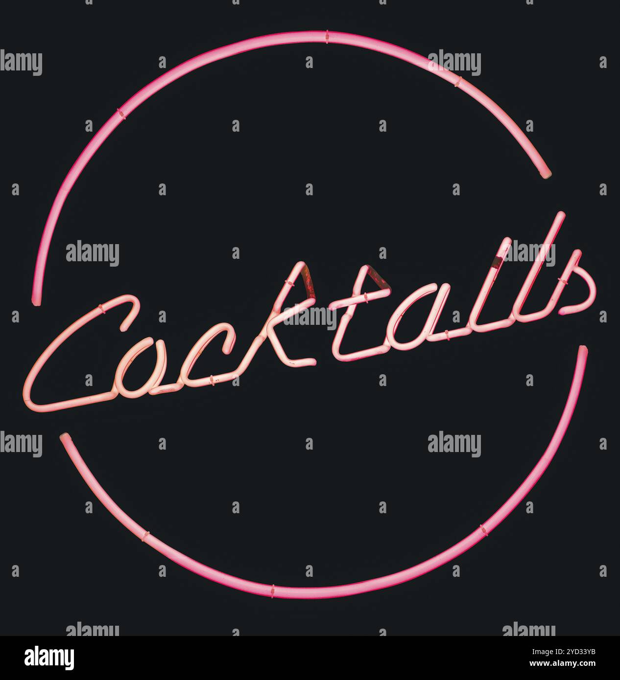 Isolierte Retro Pink Neon Cocktails Schild mit schwarzem Hintergrund. Stockfoto