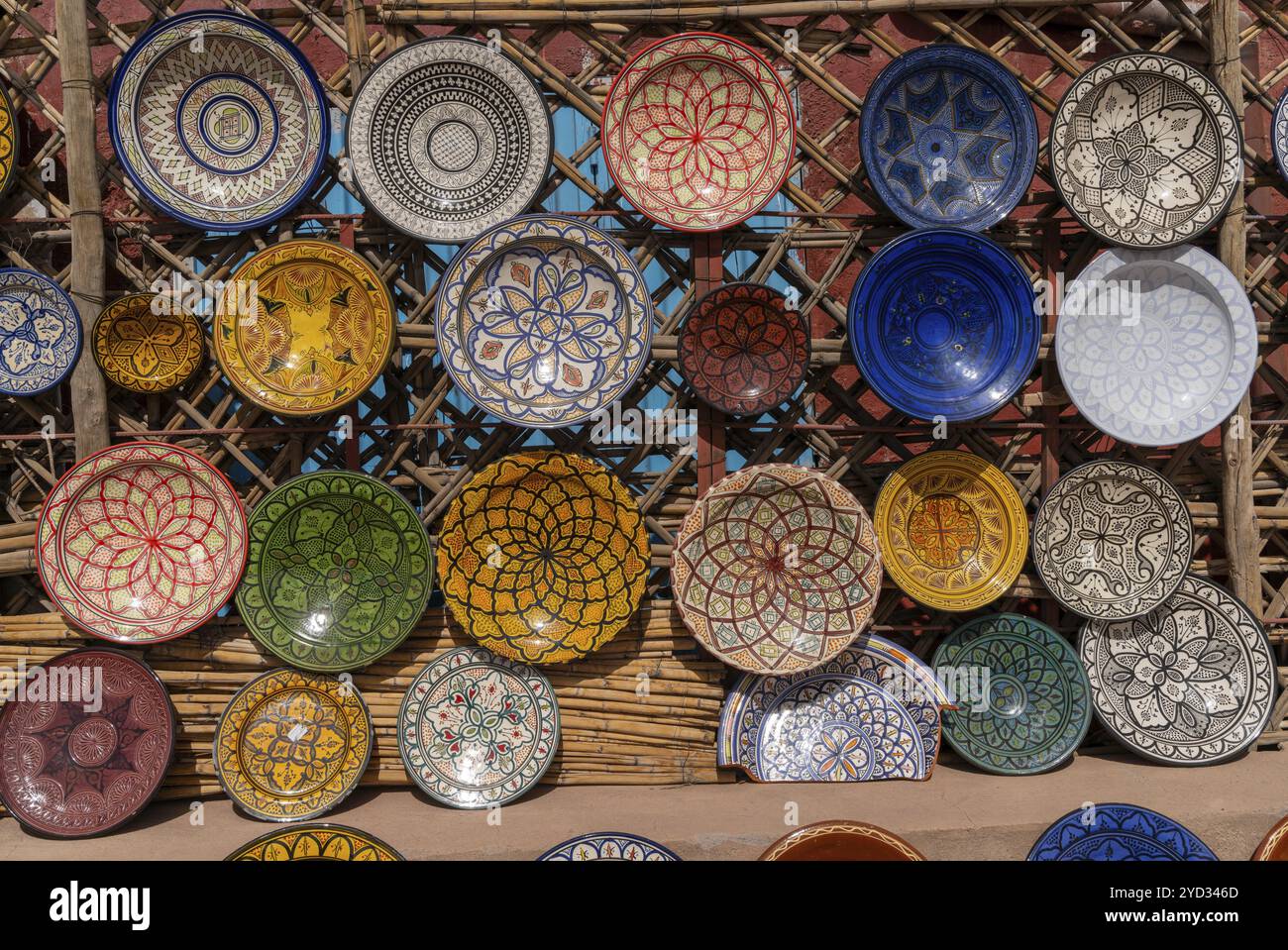 In einem traditionellen marokkanischen Kunsthandwerksgeschäft werden viele bunte Schüsseln und Platten ausgestellt Stockfoto