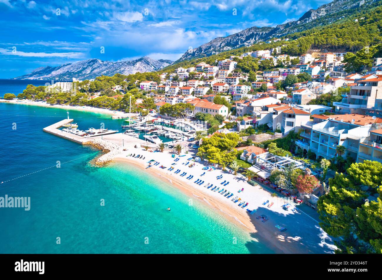 Blick aus der Vogelperspektive auf den Strand von Brela und die Uferpromenade an der Makarska riviera Stockfoto